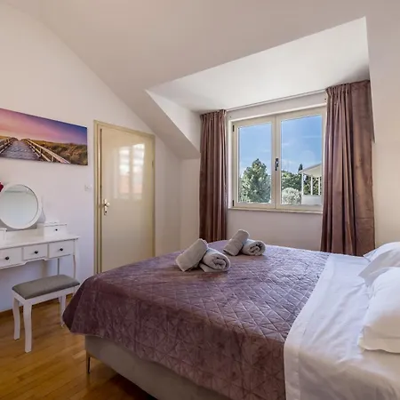 Urban Utopia Penthouse With Private Parking Сплит