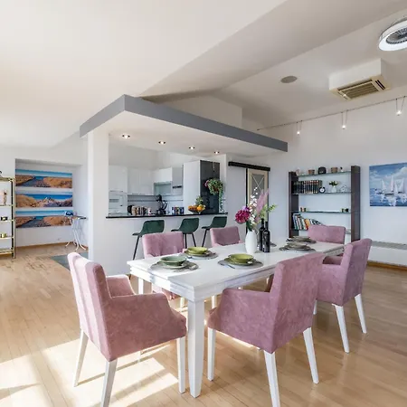 Urban Utopia Penthouse With Private Parking *