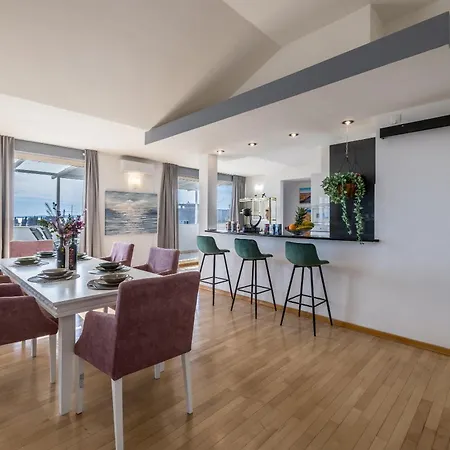 Urban Utopia Penthouse With Private Parking *