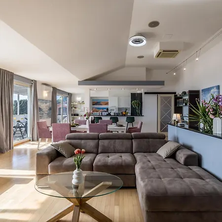 Urban Utopia Penthouse With Private Parking Apartment