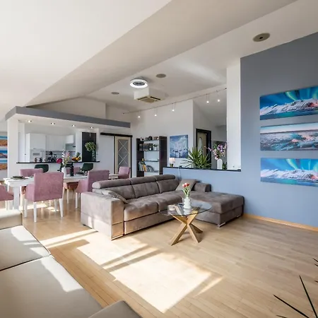 Urban Utopia Penthouse With Private Parking スプリト
