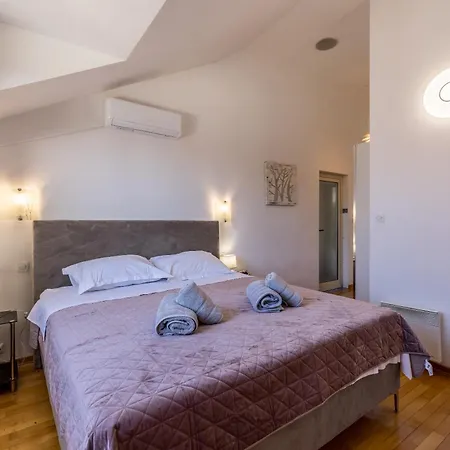 Urban Utopia Penthouse With Private Parking *