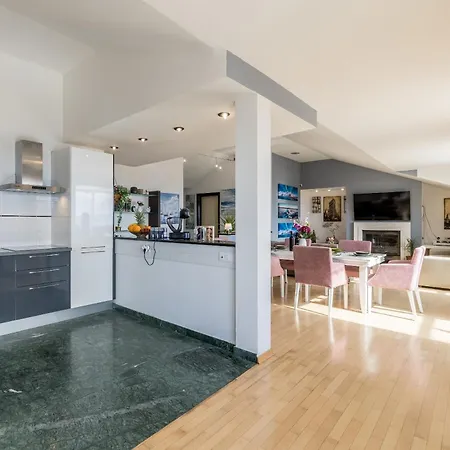 Apartment Urban Utopia Penthouse With Private Parking *