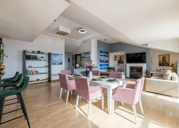 Urban Utopia Penthouse With Private Parking Split