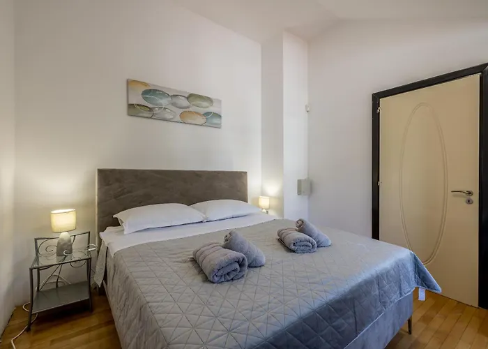 Urban Utopia Penthouse With Private Parking Split