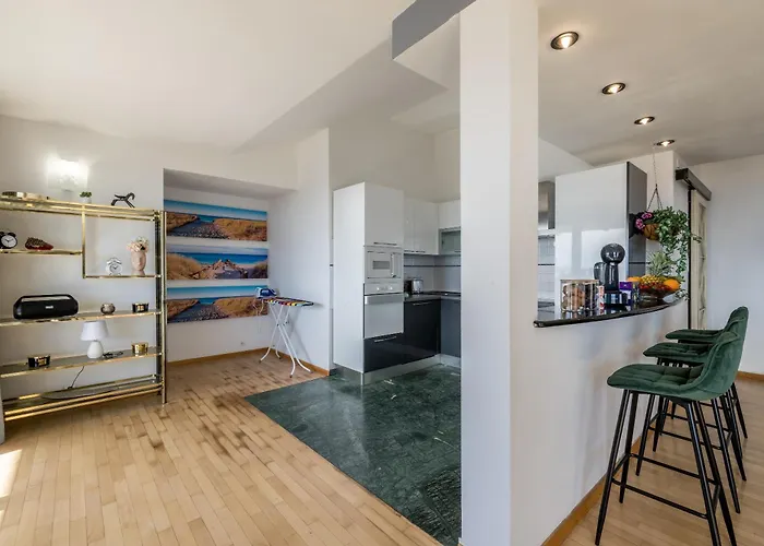 Urban Utopia Penthouse With Private Parking *