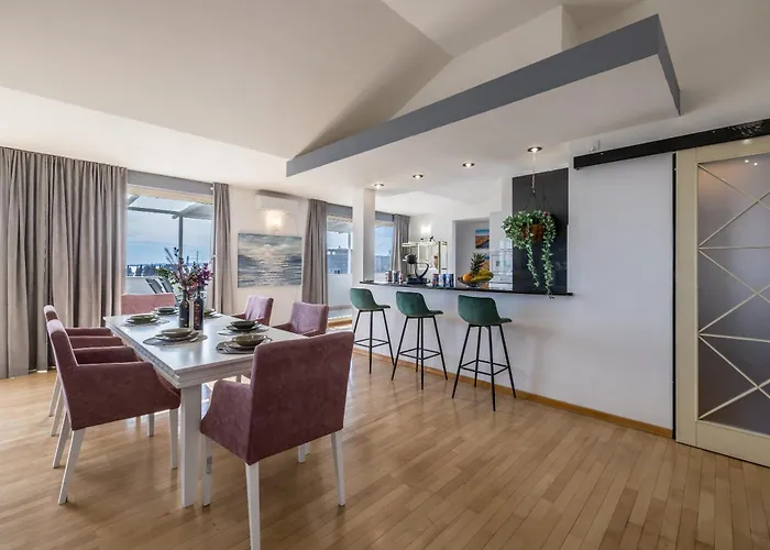 Urban Utopia Penthouse With Private Parking *