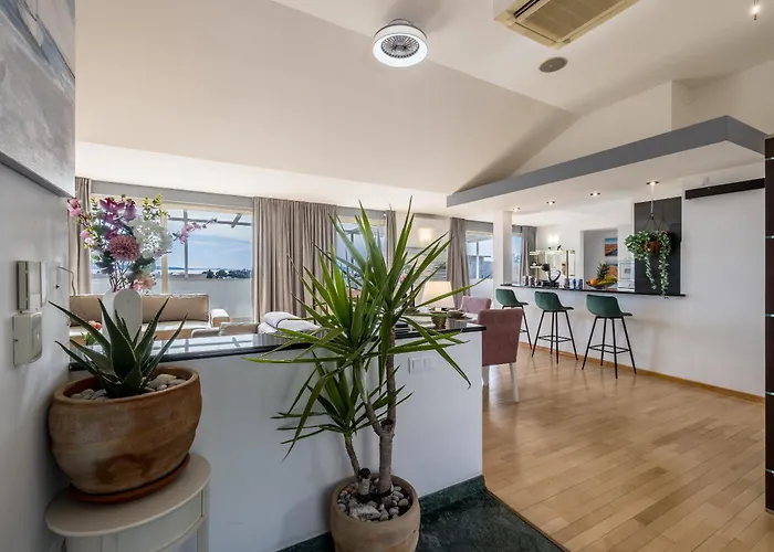 Urban Utopia Penthouse With Private Parking *